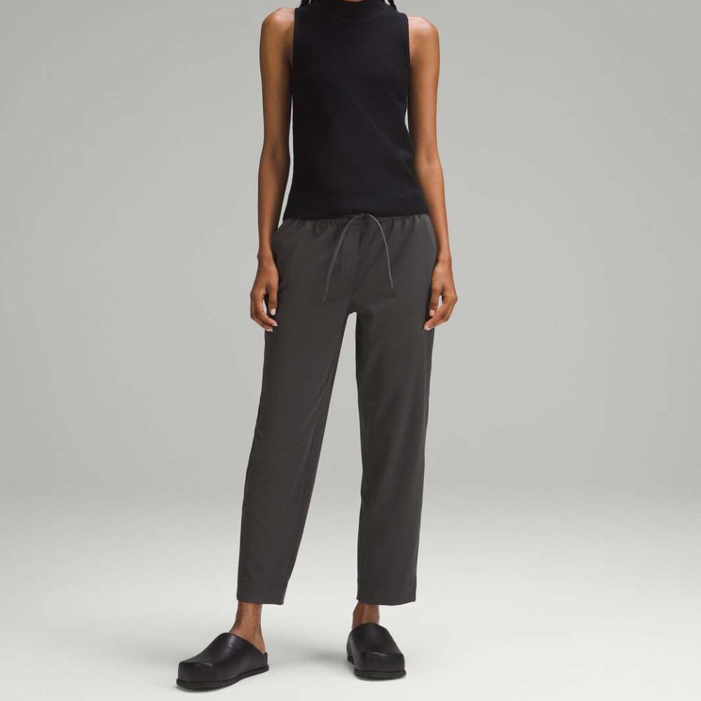 NWT Lululemon Tapered Leg Mid-Rise 7/8 Length Pants - Size Med